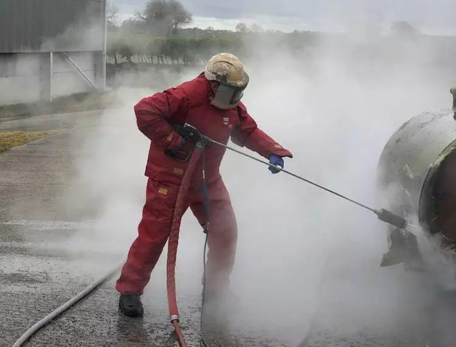 高壓水槍清洗反應釜現場